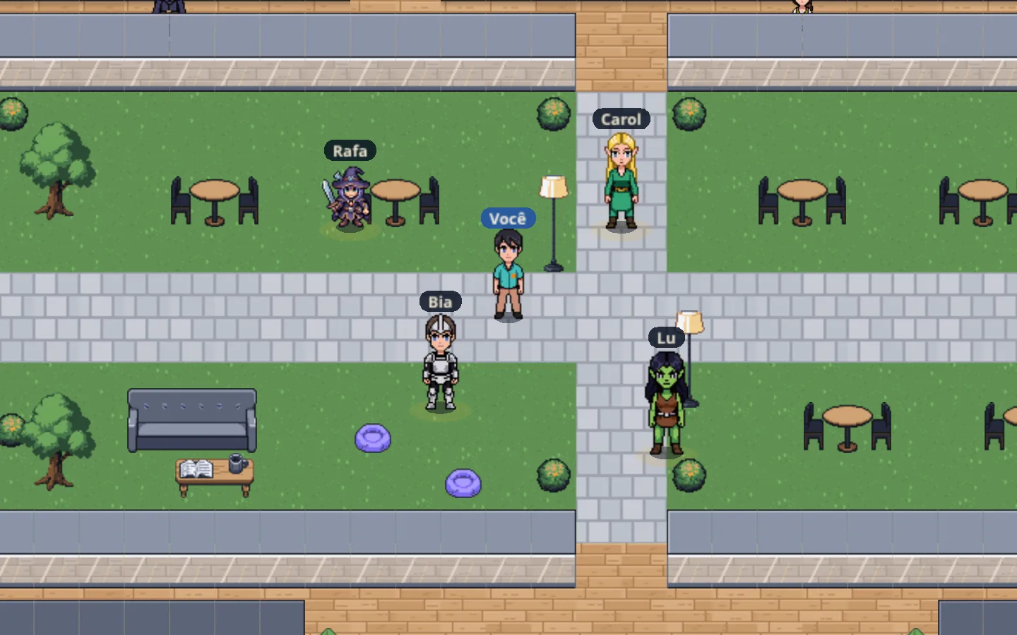 Bonecos em pixel art com nomes, num pátio do mapa do PartyCall, entre mesas, gramado e corredores.